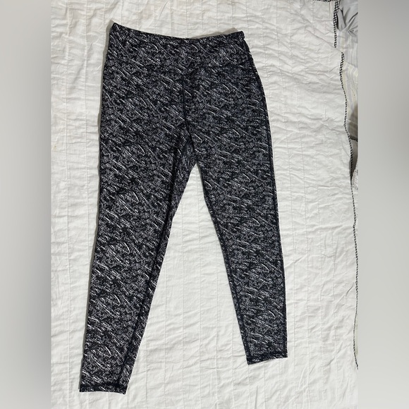 Women's Black and White Patterned Leggings - Picture 4 of 6